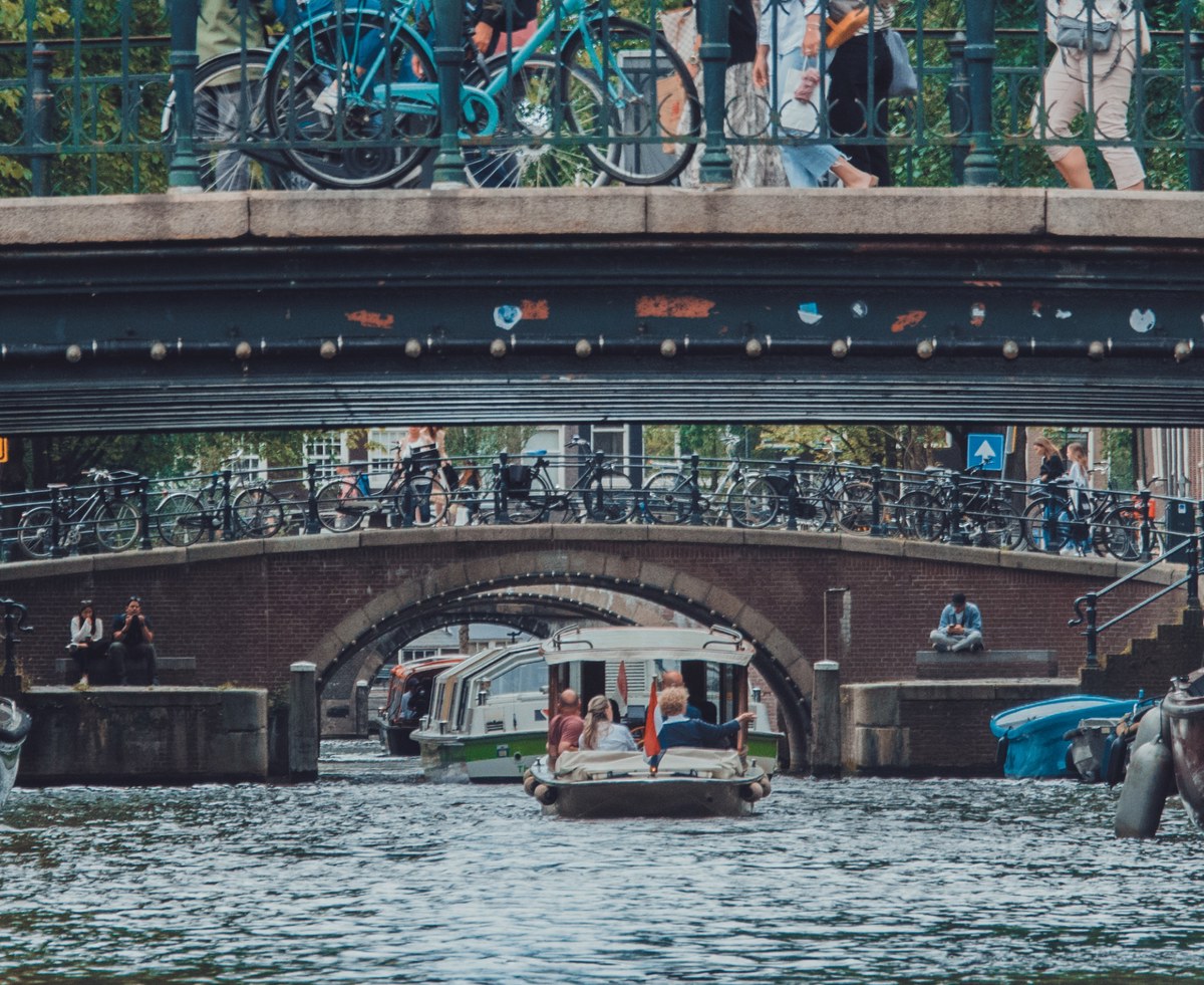 De grachten van Amsterdam met vele bruggen