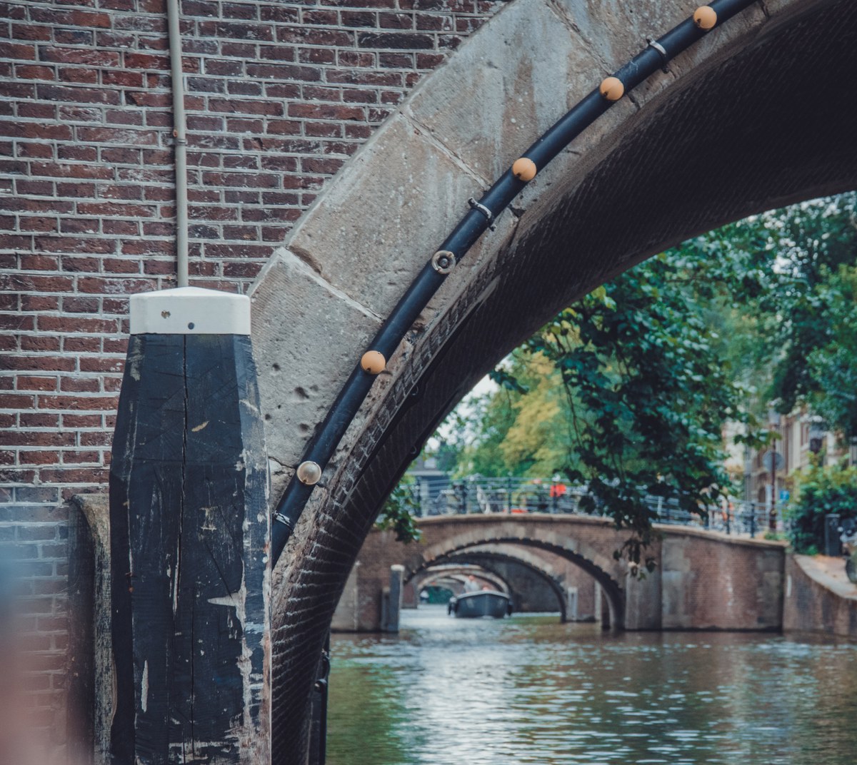 Een brug in Amsterdam, met erachter meer bruggen.