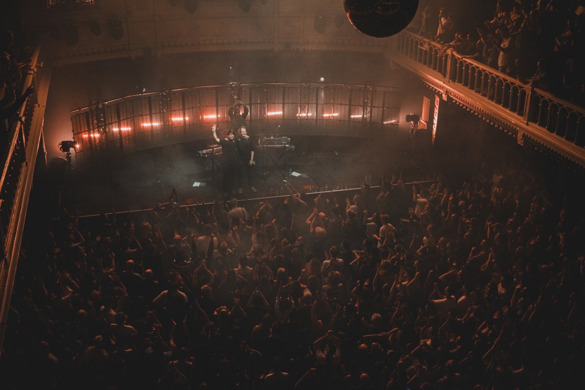 Bovenaanzicht van Weval in Paradiso, met een volle zaal