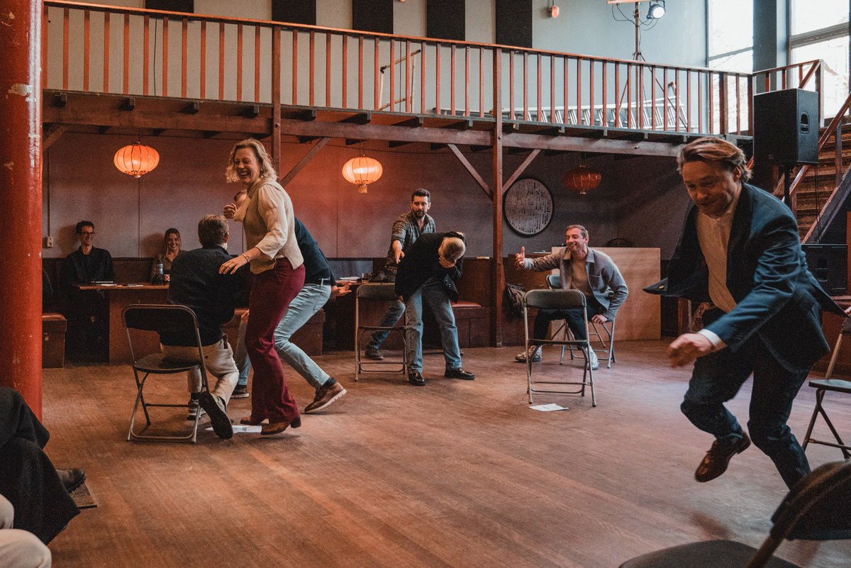 Een theaterspel op Flip the Script. Een man rent naar een lege stoel.