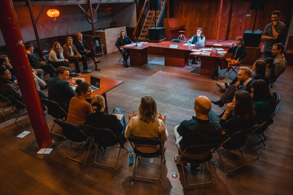 Een grote kring op Flip the Script