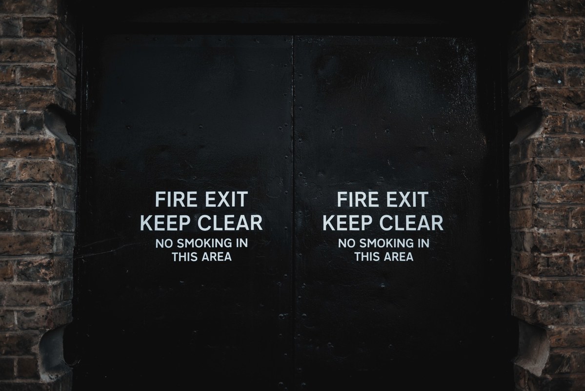 'FIRE EXIT KEEP CLEAR', lezen we tweemaal op deze deuren