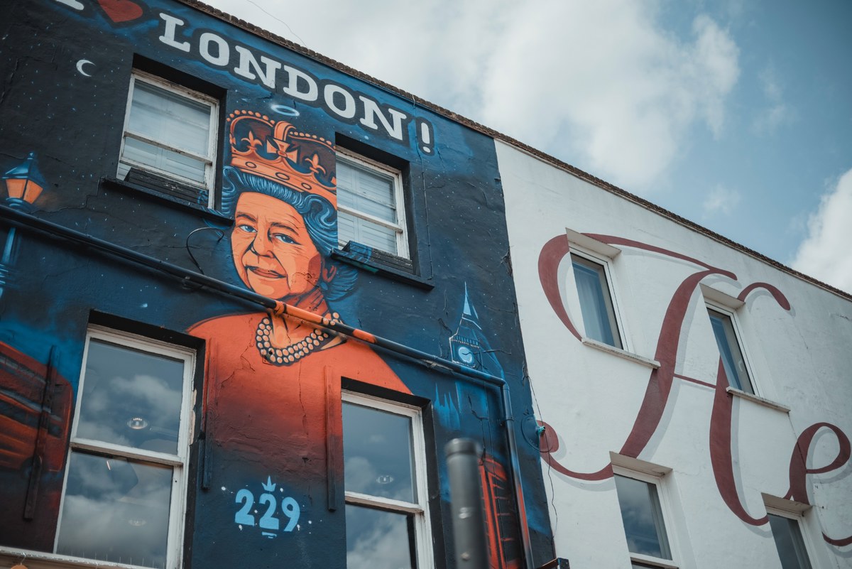 Een beeltenis van koningin Elisabeth op een muur in Camden.