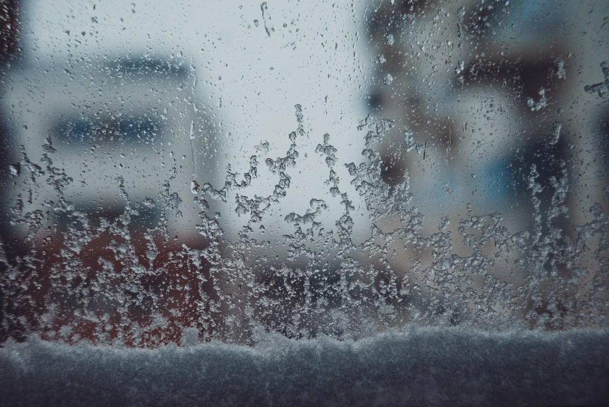 Sneeuw tegen het raam