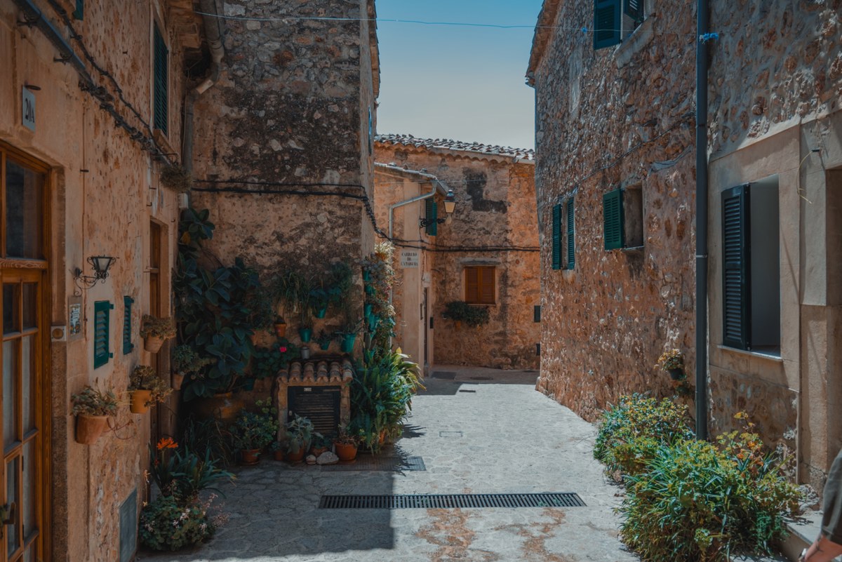 Een straat in Valldemossa