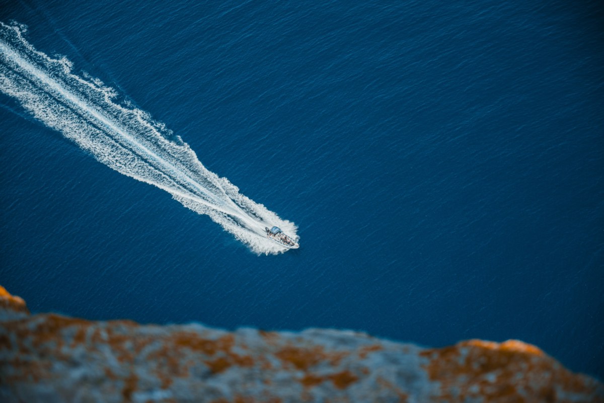Een speedboot scheert over het blauwe water