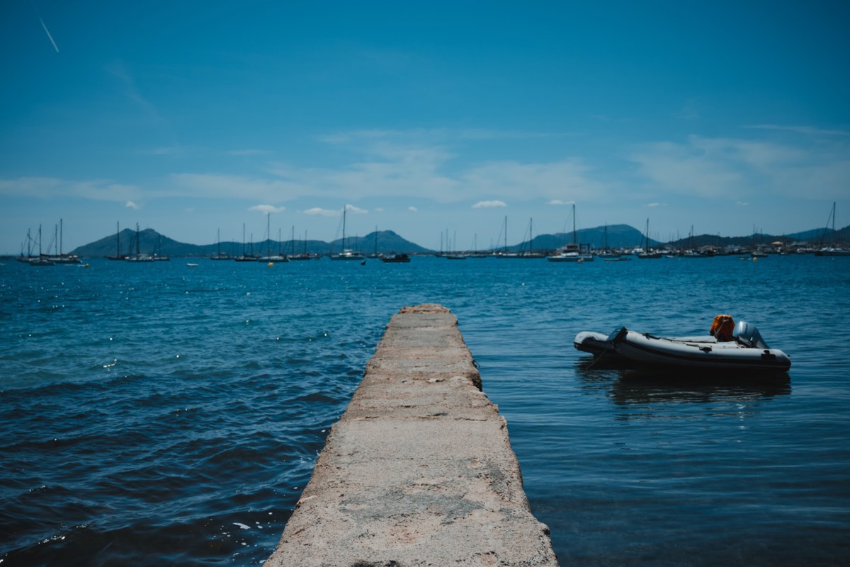Een pier met boot in Port de Pollença