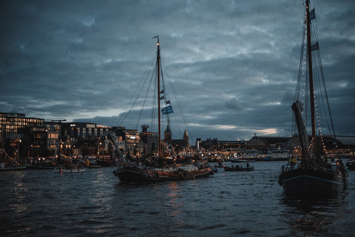 De avond tijdens SAIL Amsterdam, met een grote boot op het water