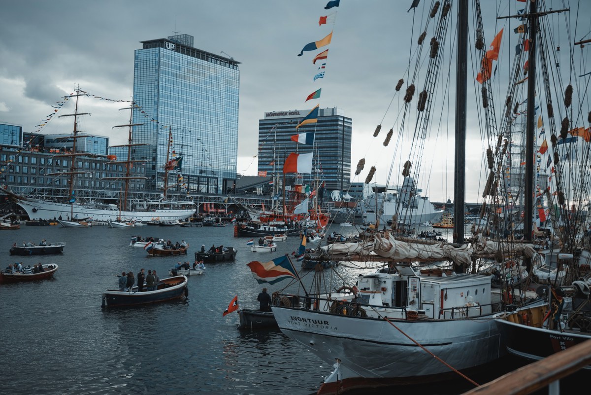 Allerlei boten tijdens SAIL Amsterdam, vanaf de Bark Europa