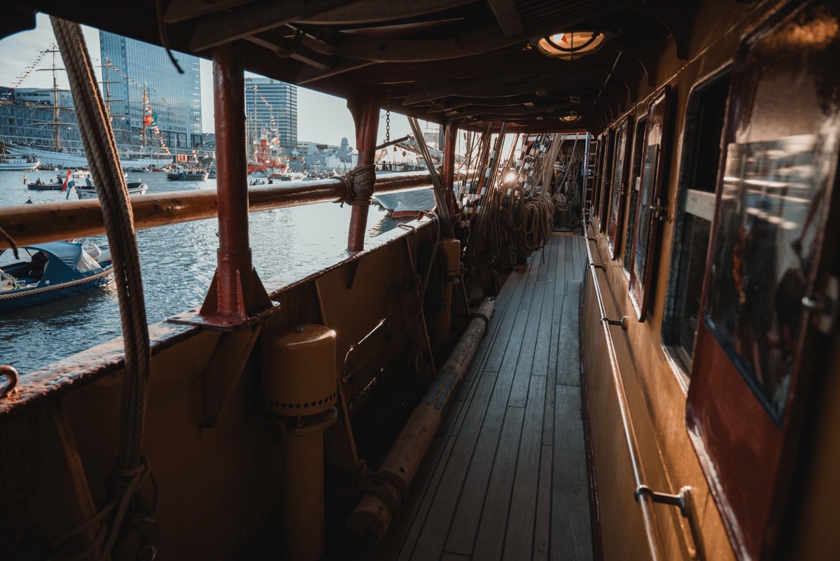 Bakboord van de Bark Europa, de zon schijnt