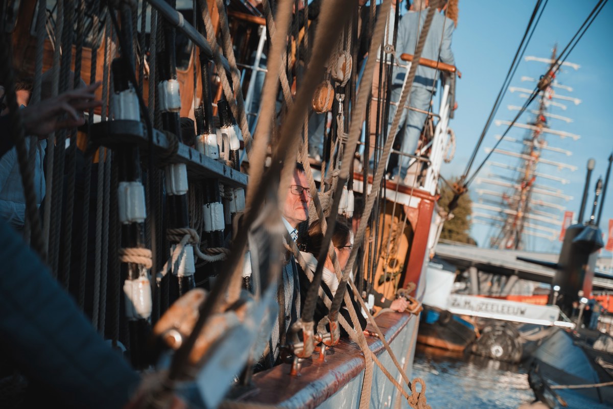 Bakboord van de Bark Europa, de zon schijnt