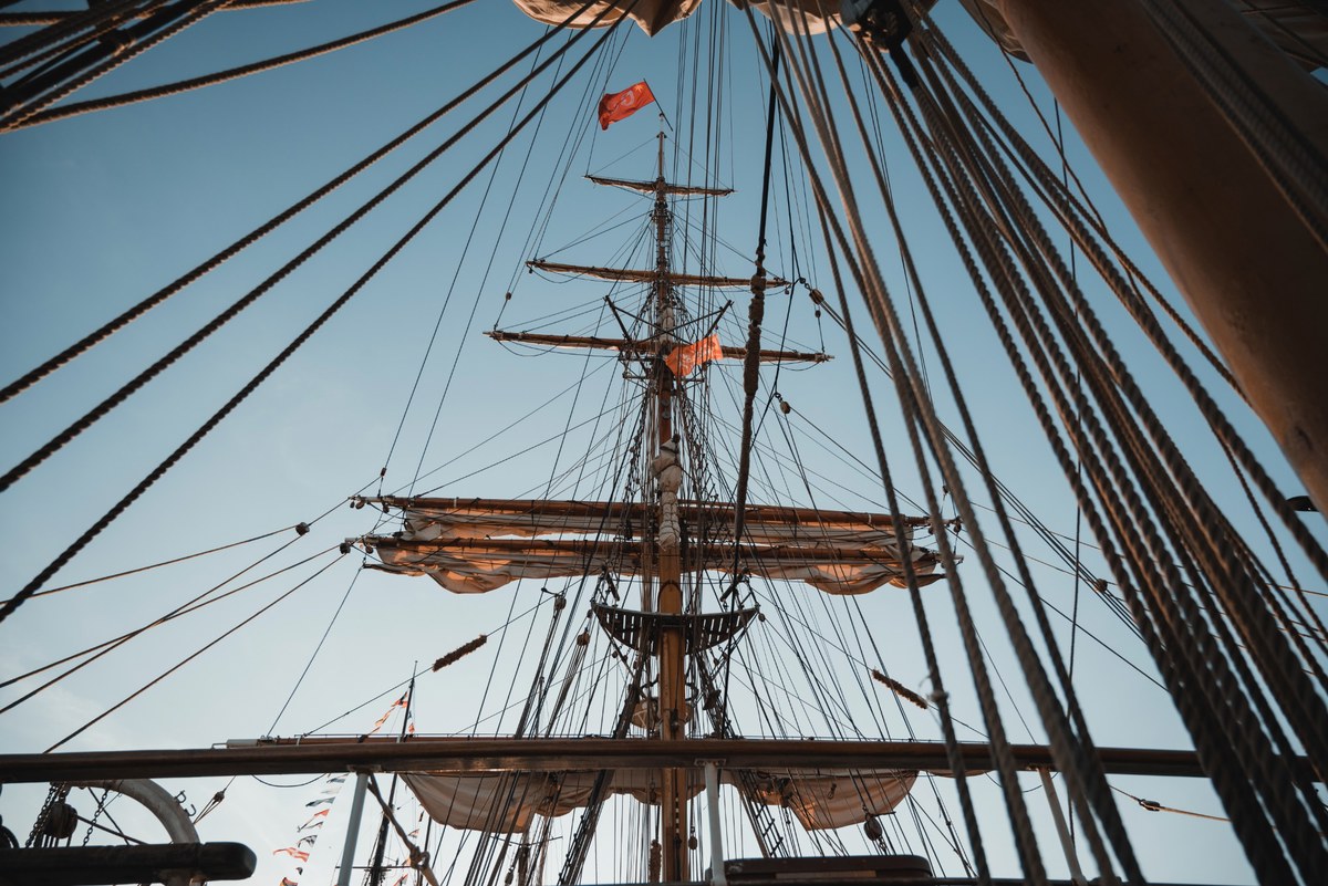 De mast van de Bark Europa op een zonnige avond