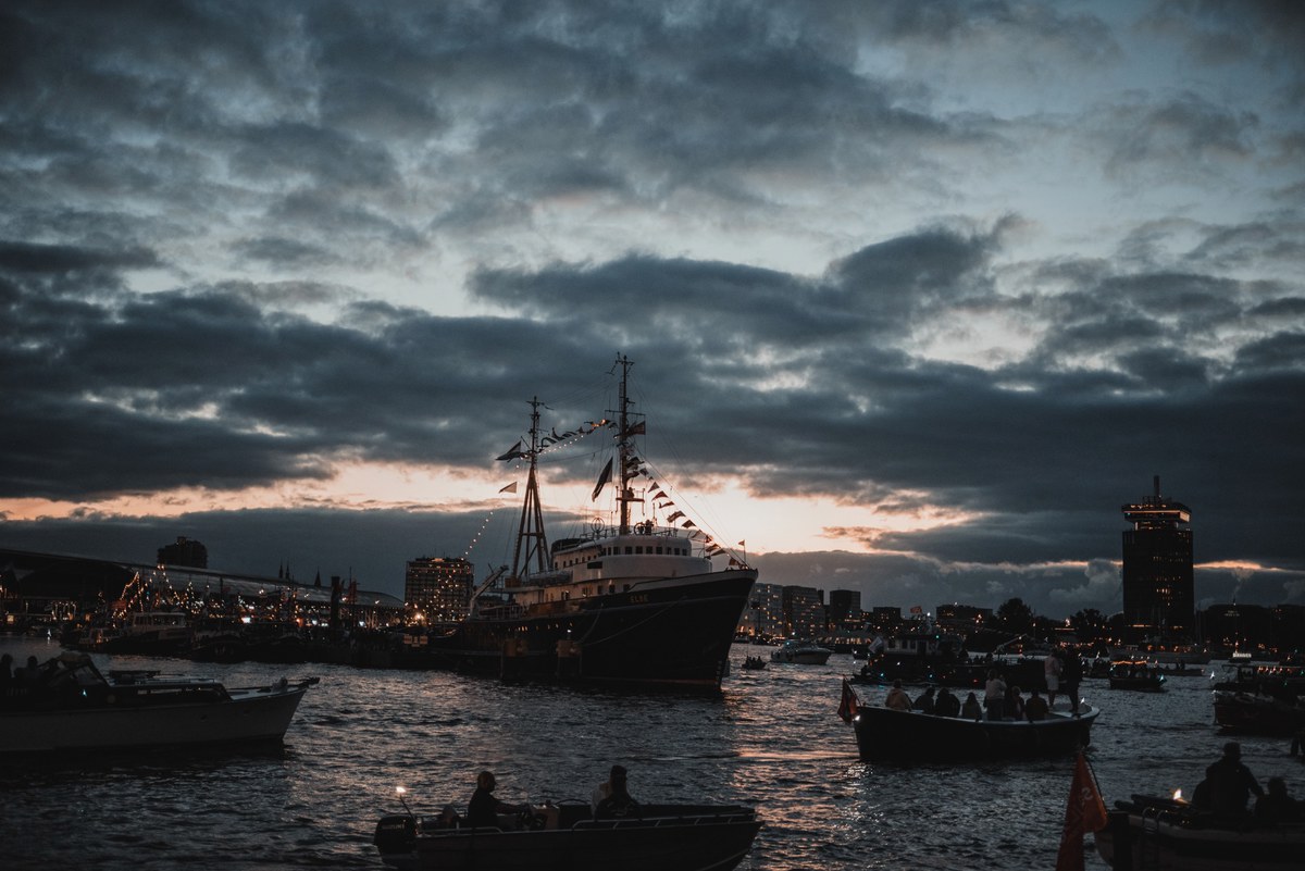 De avond tijdens SAIL Amsterdam, met een grote boot op het water