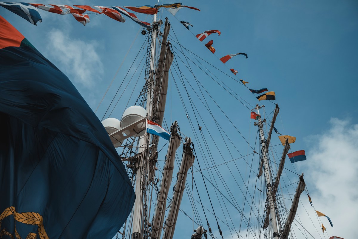 Een grote vlag op een schip tijdens SAIL Amsterdam
