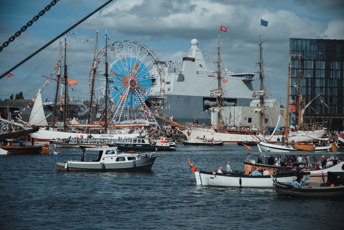 De Bark Europa aan de overkant, tijdens SAIL Amsterdam
