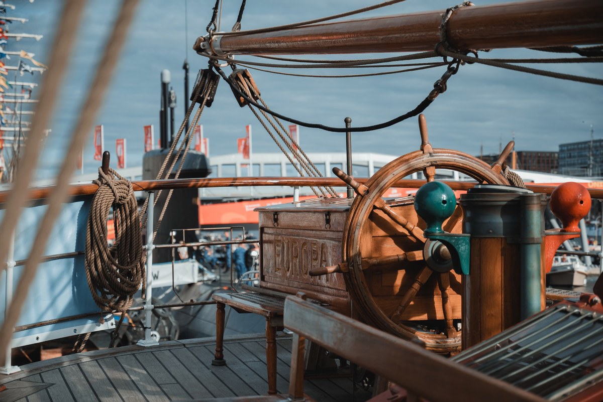 Het stuurwiel van de Bark Europa