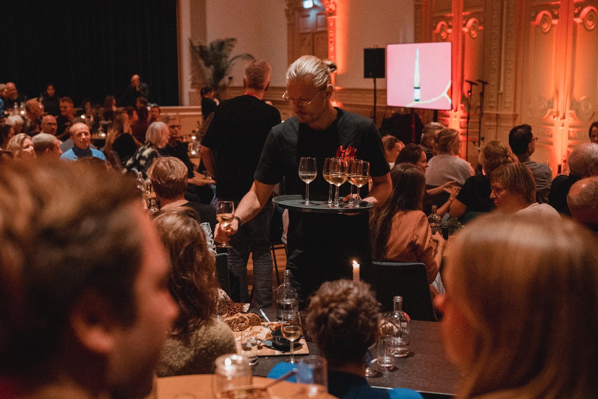 Er wordt wijn uitgedeeld tijdens Veni Vidi Vino op het LIFF