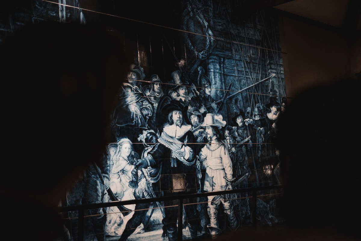 De nachtwacht in Delfts Blauw in het Royal Delft Museum