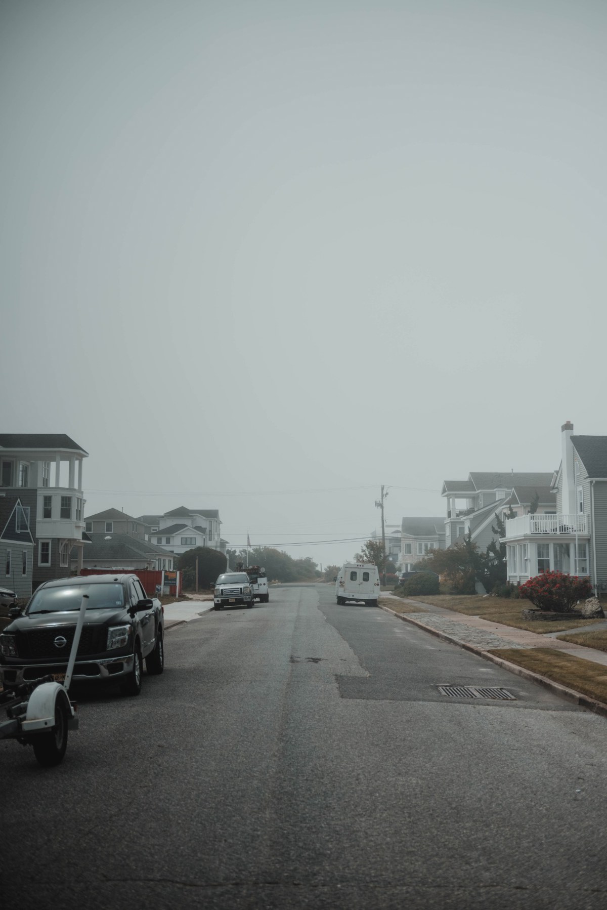 Een mistige straat aan de Jersey Shore
