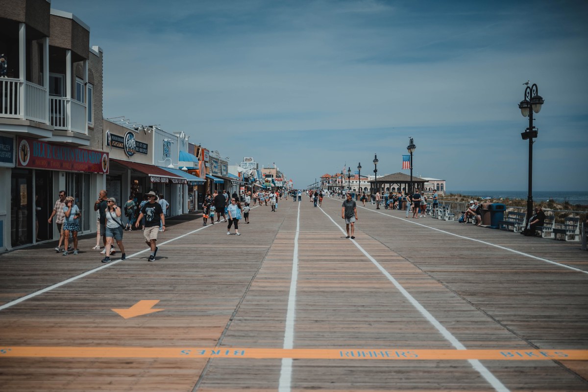 Een houten boardwalk aan de Jersey Shore