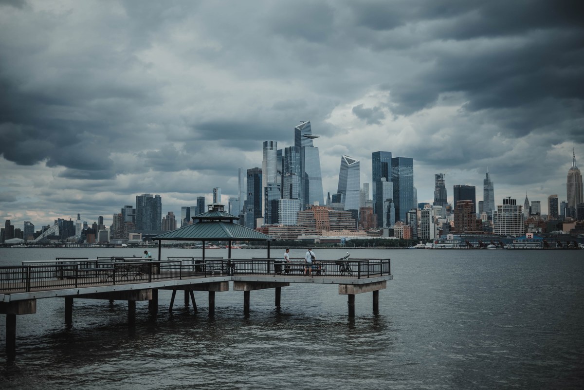 New York City skyline achter een pier.