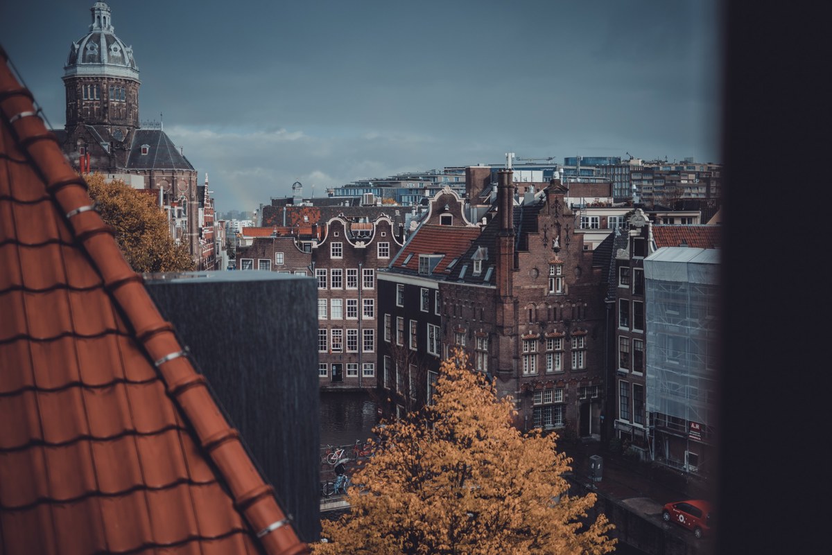 Uitzicht op de oude kerk vanaf zolder