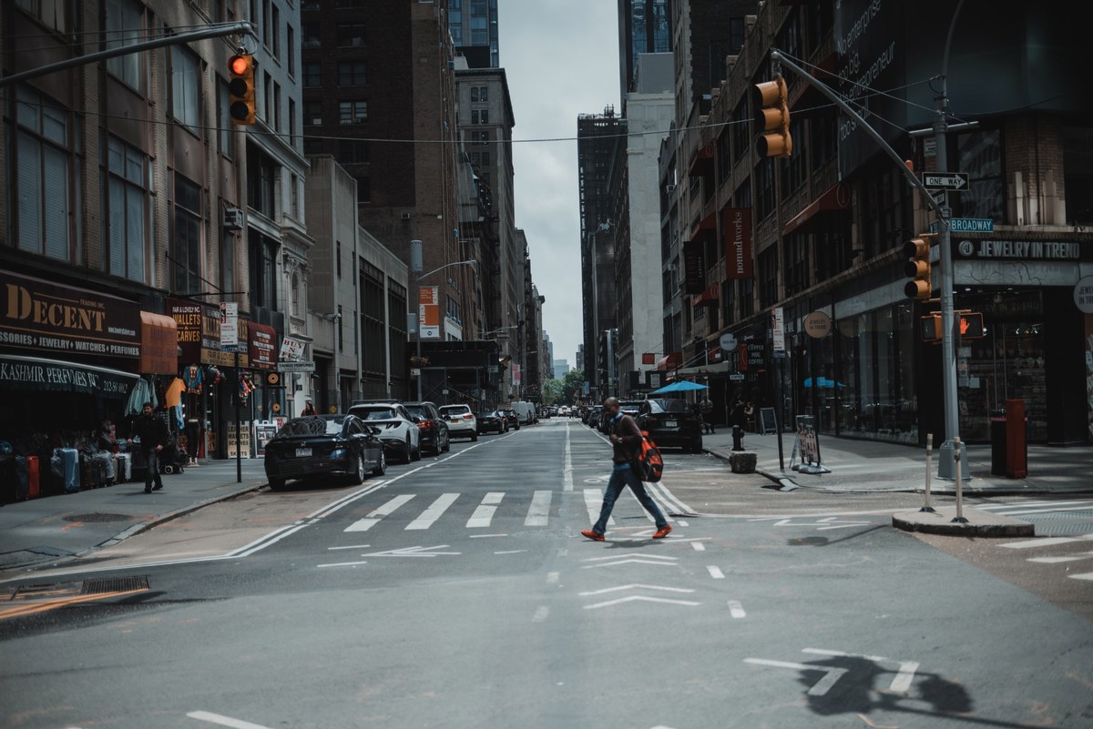 Een rustige straat in New York. Er loopt een voetganger voorbij.