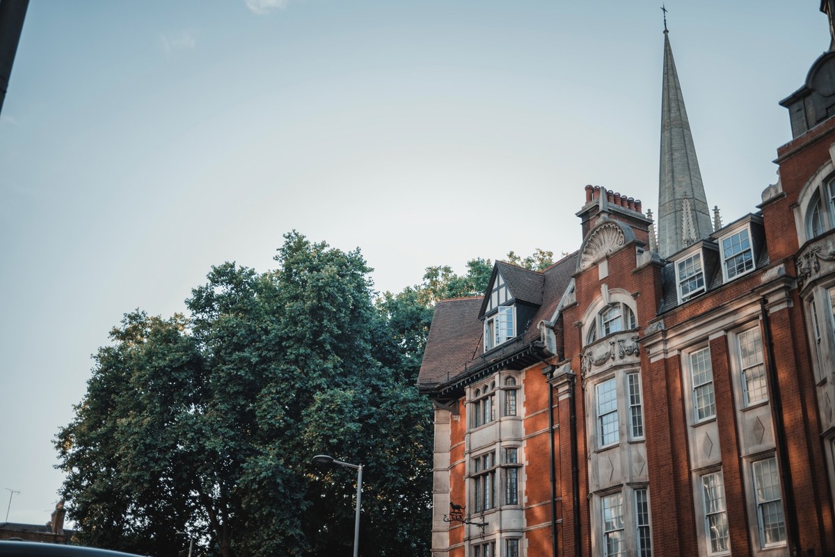 De zon weerkaatst tegen oude gebouwen in Londen