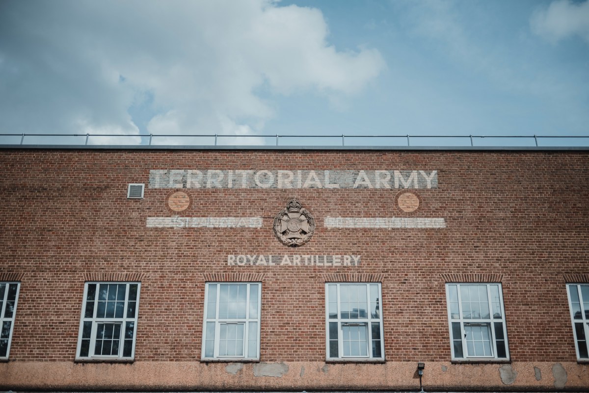Recht van voren zien we 'Territorial Army' op de muur staan.