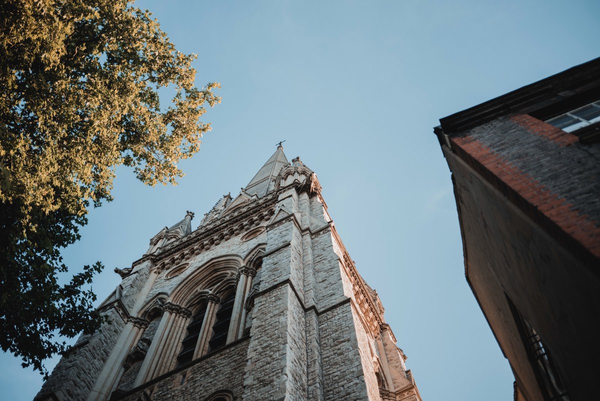 Een oude kerk in Londen, tegen een blauwe avondlucht.
