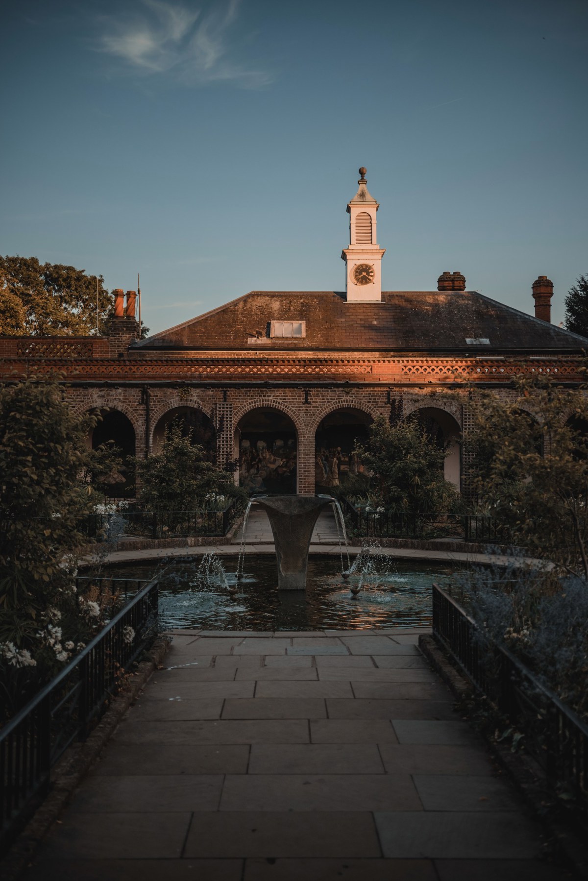 Een binnenplaats in Holland Park, Londen, op een mooie zomeravond.