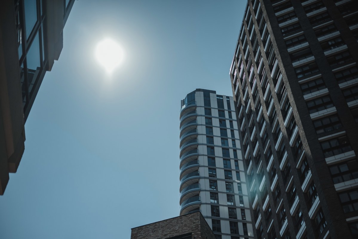 Een zomerlucht tegen gebouwen in Londen.