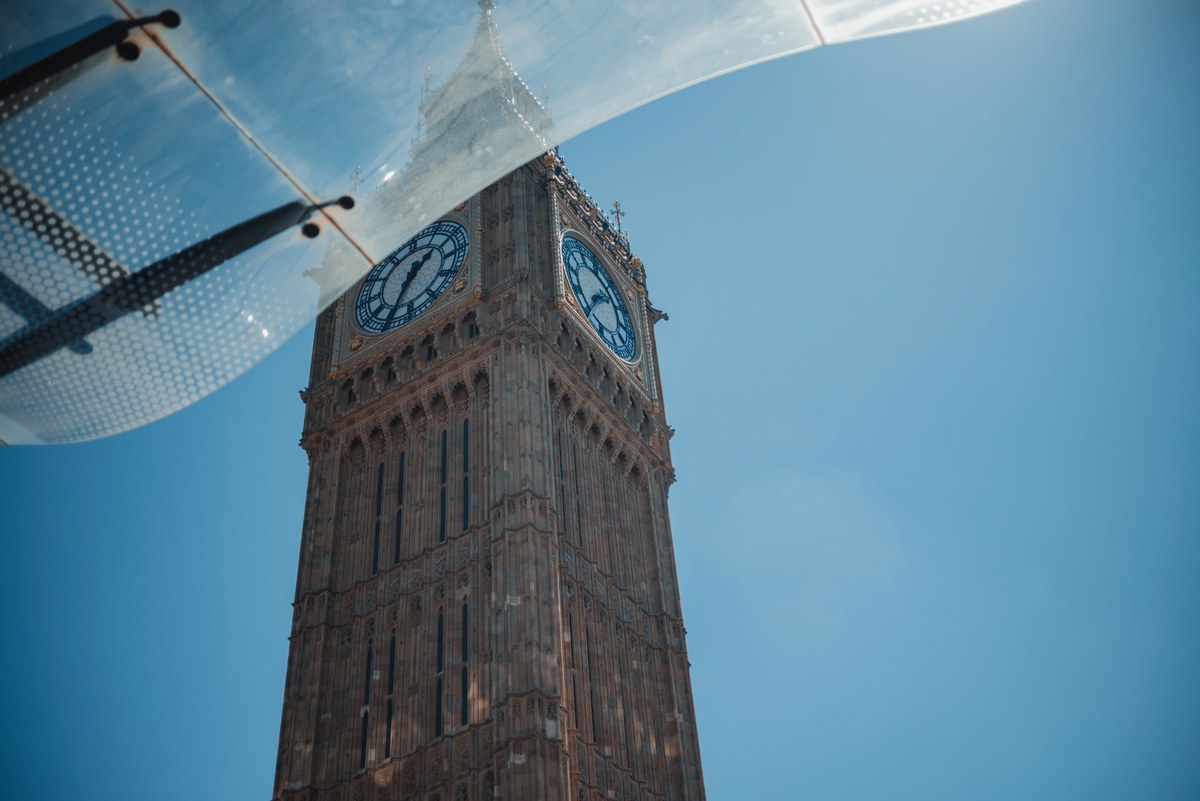 De Big Ben op een hete zomerdag, door een stuk plaat van het station.