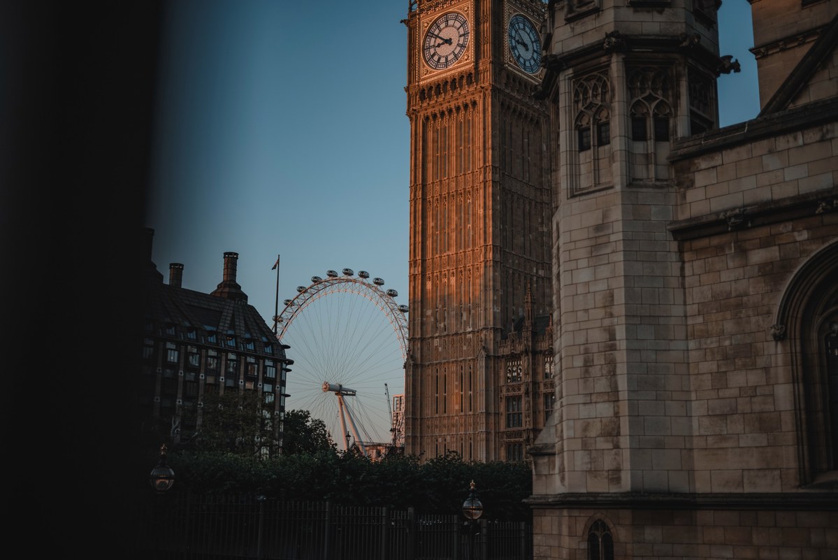 De London Eye, vlak naast de Big Ben en het paleis van Westminster.