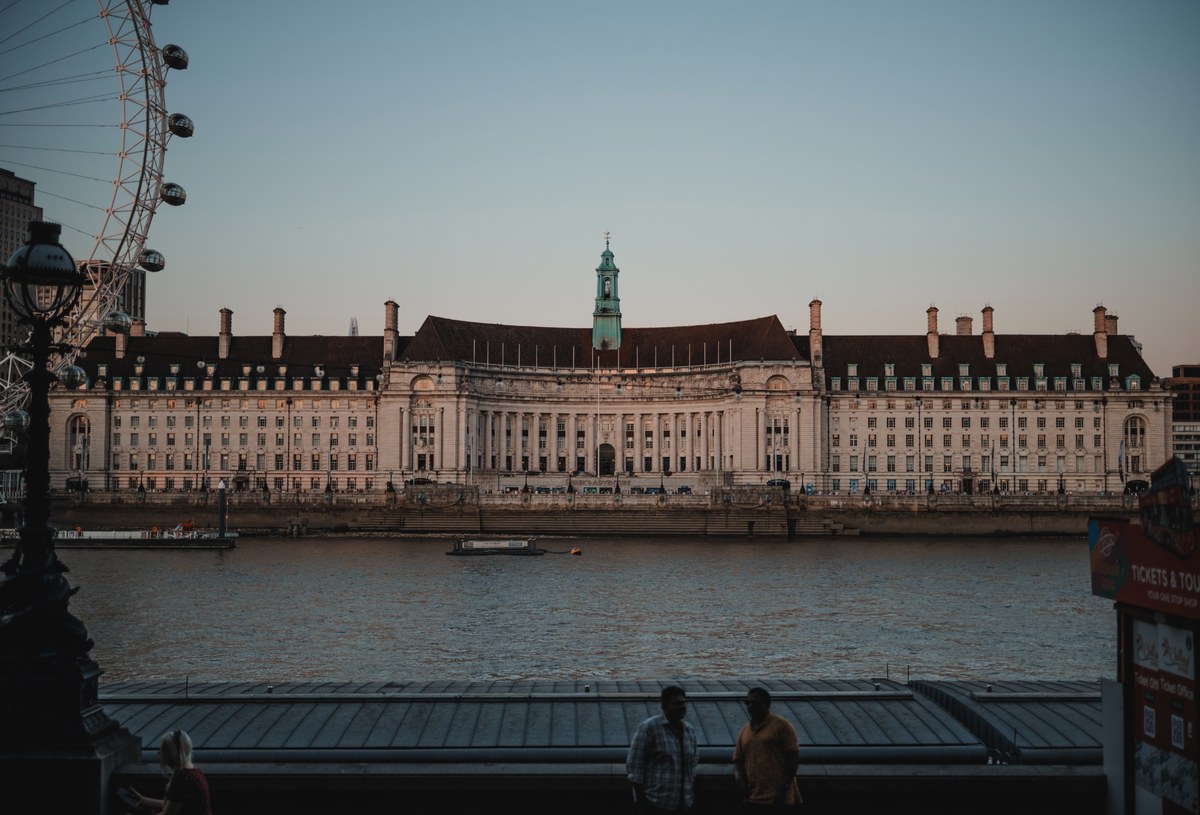 Een oud paleis in Londen, naast de Londen Eye. Recht van voren.