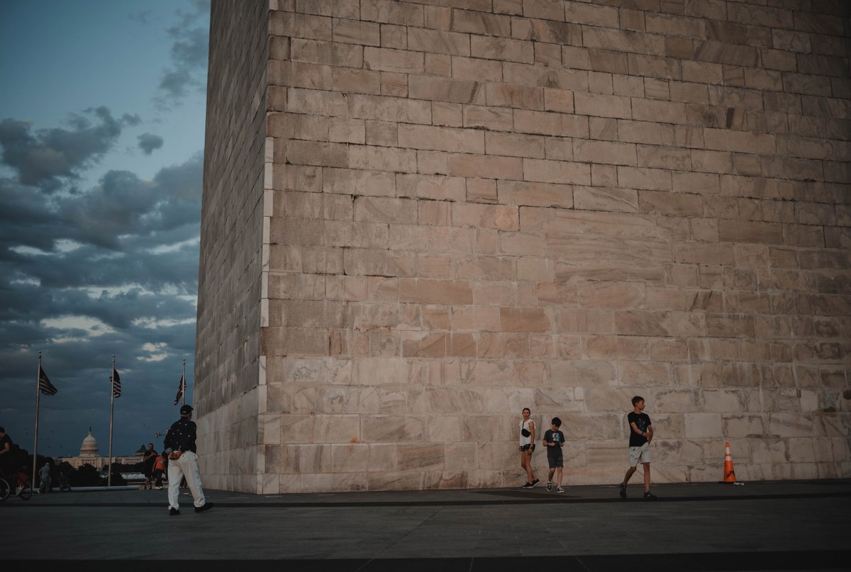 Het Washington Monument van dichtbij. Een aantal mensen staan er voor.