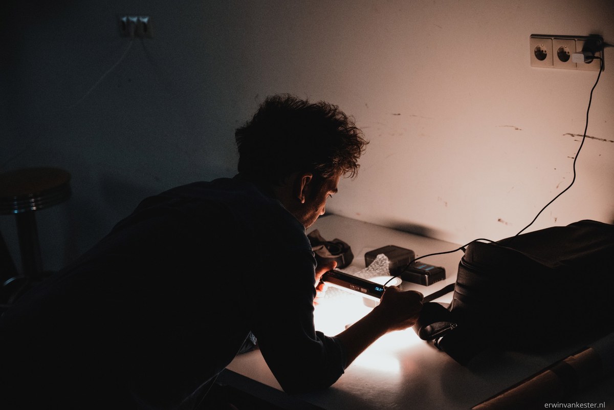 De fotograaf speelt met een licht.