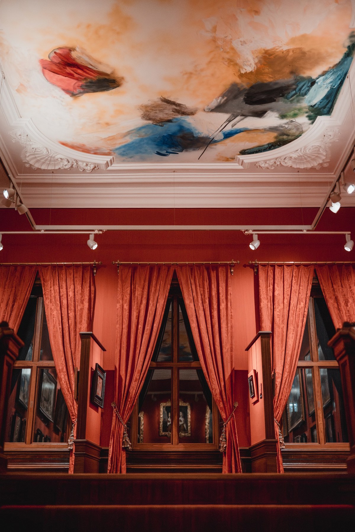 De grote hal en plafondschildering in het Mauritshuis