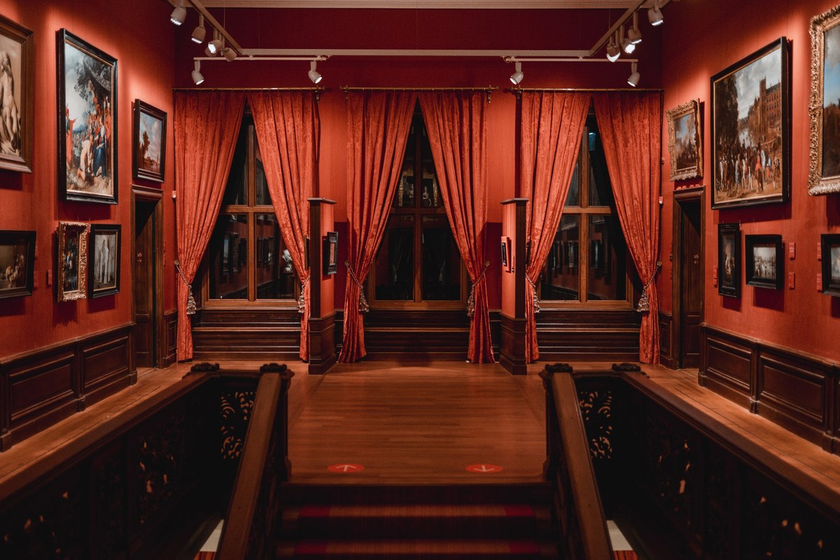 De grote hal met diverse schilderijen in het Mauritshuis
