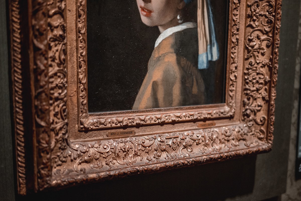 Closeup van de lijst van Het Meisje met de Parel van Rembrandt van Rijn in het Mauritshuis