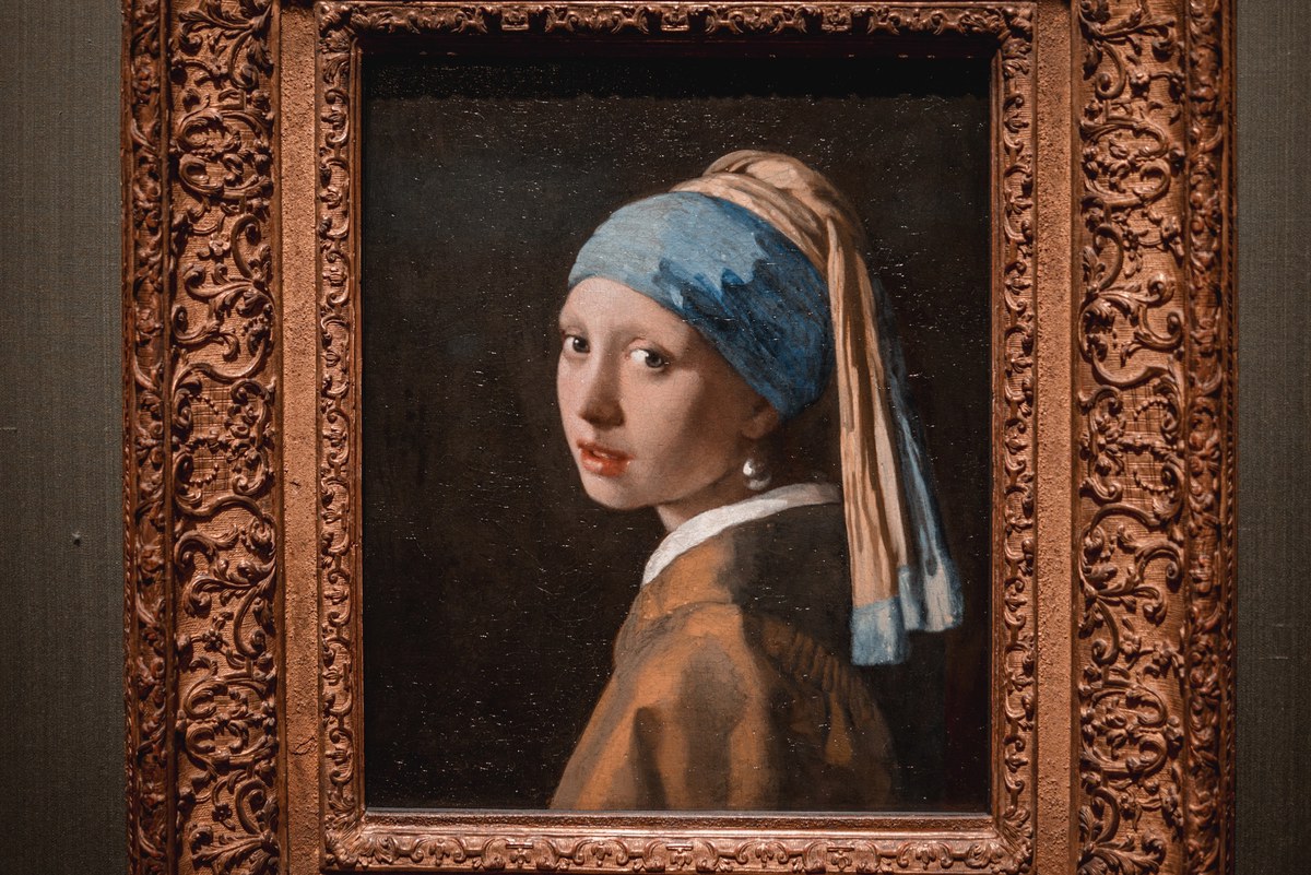 Closeup van Het Meisje met de Parel van Rembrandt van Rijn in het Mauritshuis