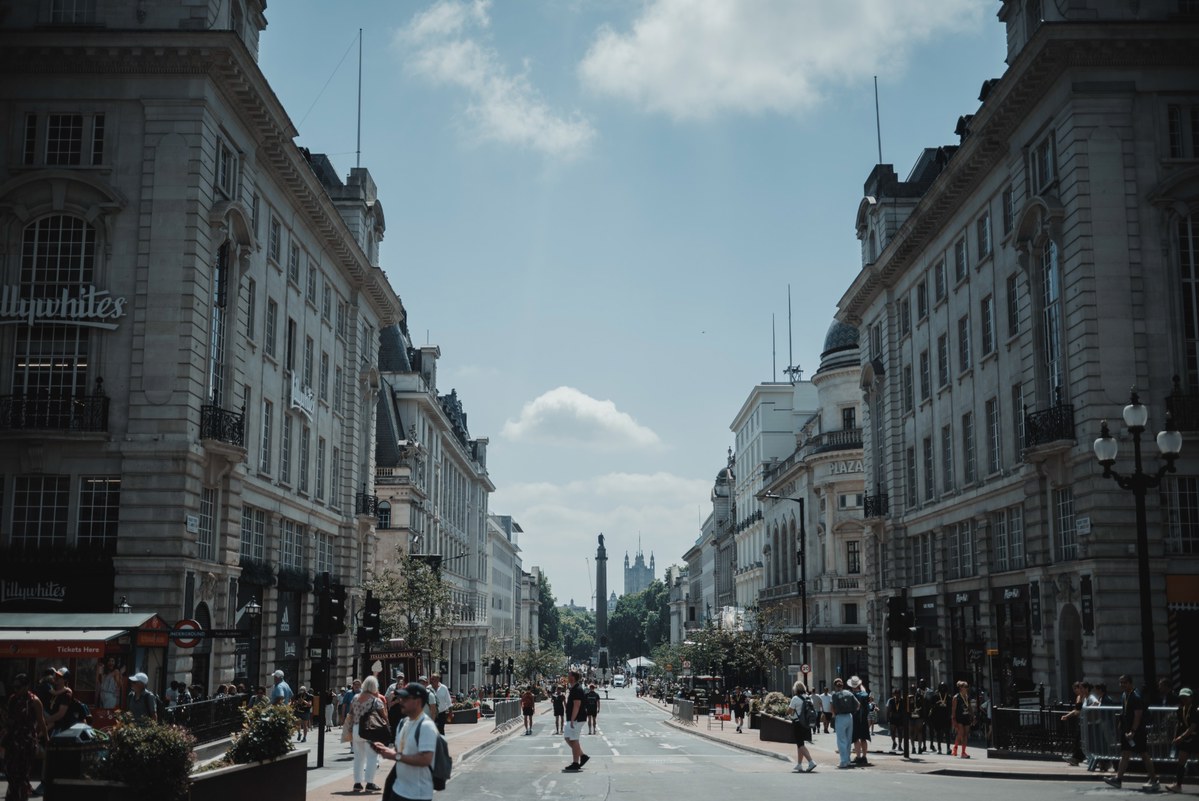 Een straat in London met zicht op Trafalgar Square