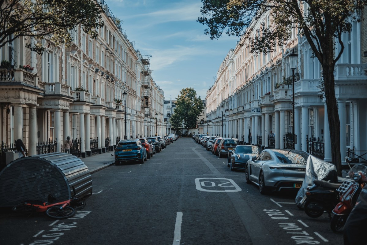 Een mooie straat in Londen op een zonnige dag.