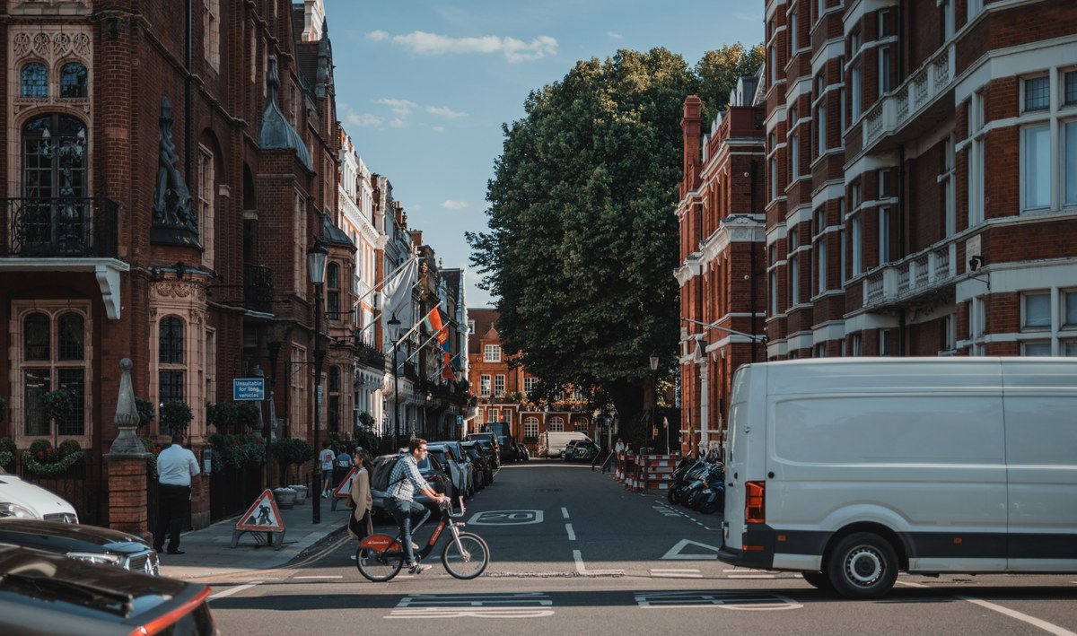 Een drukke straat op een zomeravond in Londen.