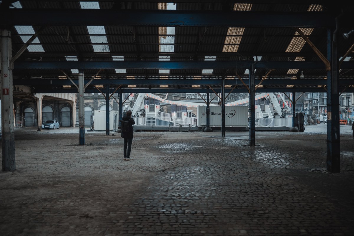 Tim maakt een foto onder dak in Antwerpen