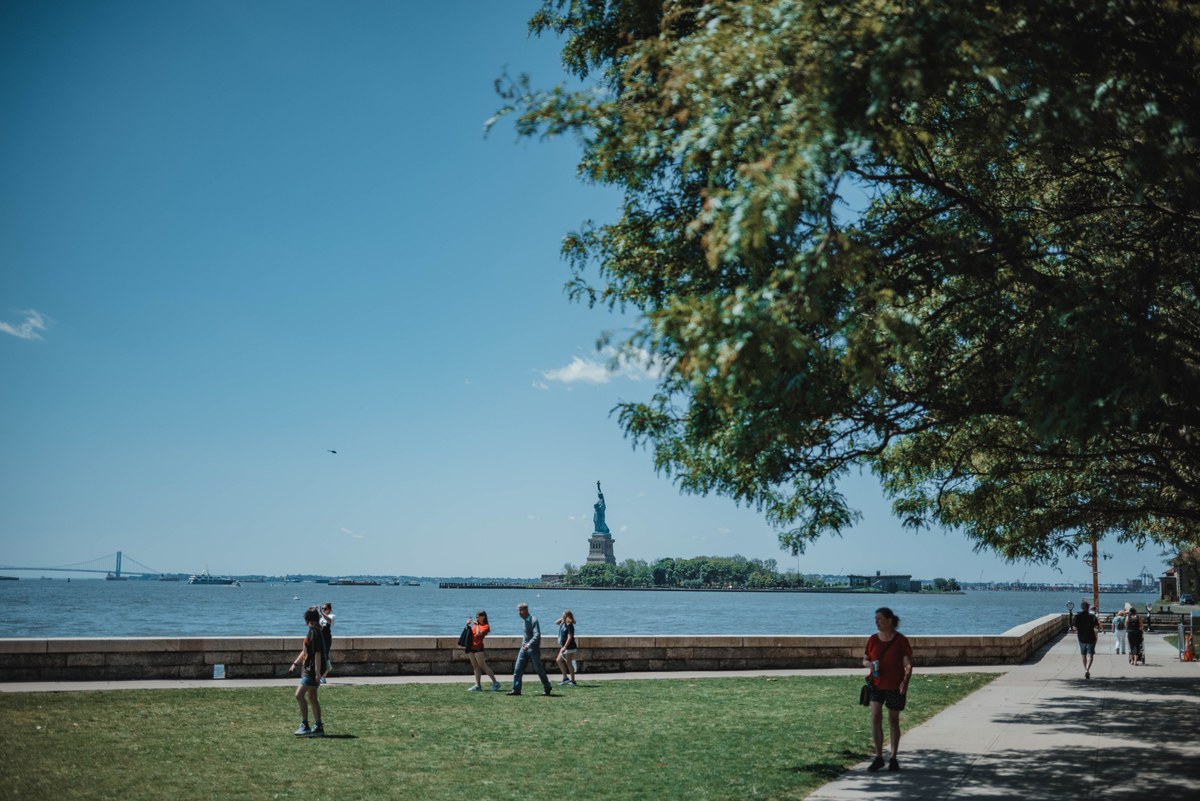Uitzicht op het vrijheidsbeeld vanaf Ellis Island.