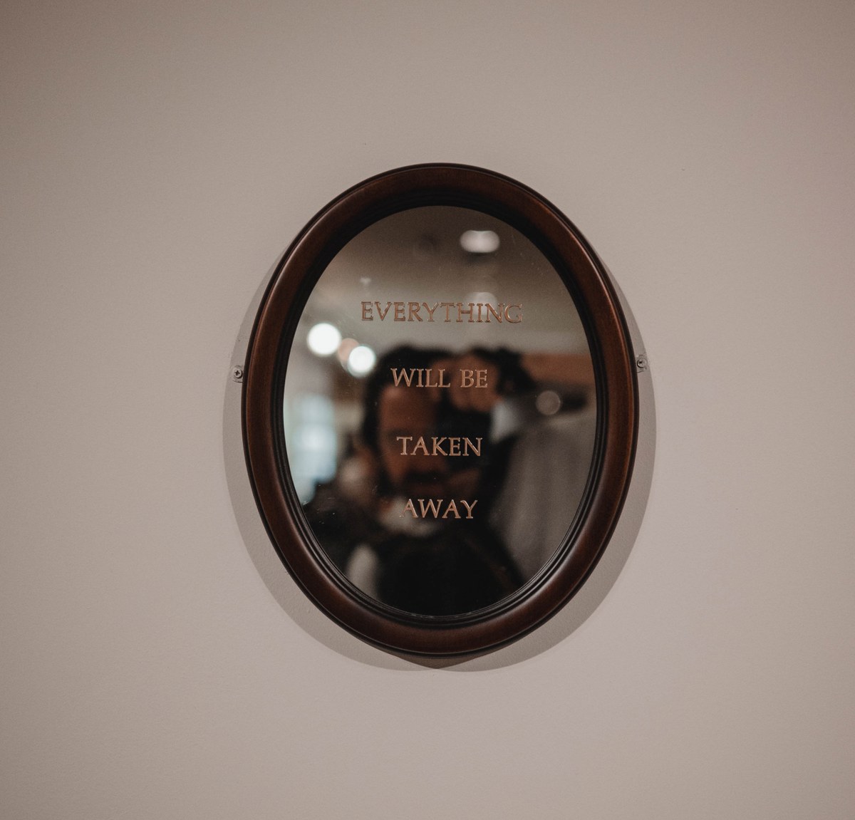 Een spiegel met de tekst 'Everything will be taken away'