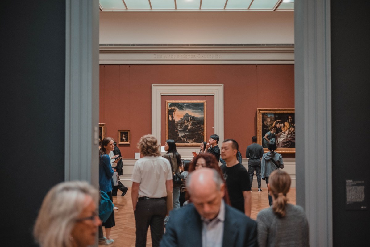Een drukke hal in een museum