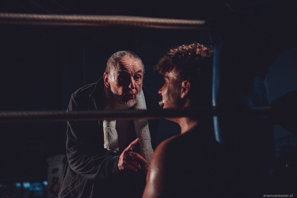 Trainer spreekt bokser aan in de ring