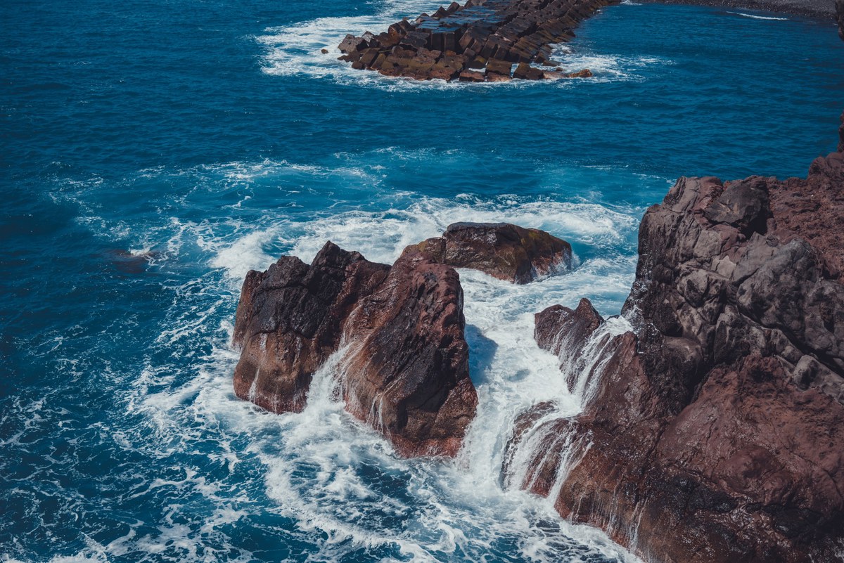 Water druipt van rotsen aan de kust